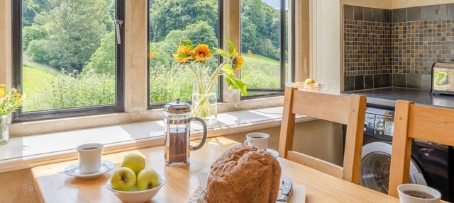 Lakeside Cottage, Cranham, Near Cheltenham - sleeps 4 guests in 2 bedrooms in Gloucester