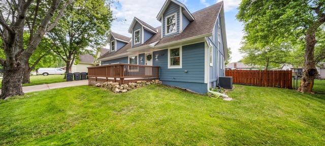 Large Home with 14 beds! Bunk House, Outdoor Patio and plenty of Parking in Olathe