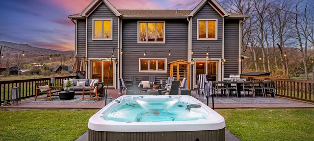 Lazy Hare Lodge-Golf Sim~Hottub~Sauna~FirePit~Outdoor Movie in slatyfork