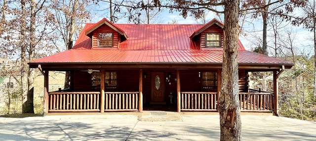 Location! Country Charm Lodge - Hot tub - Game room - Large Porch- Picnic Area in Pigeon Forge