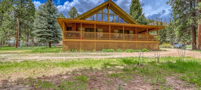 Log cabin at Vallectio lake with wrap around porch! in Bayfield