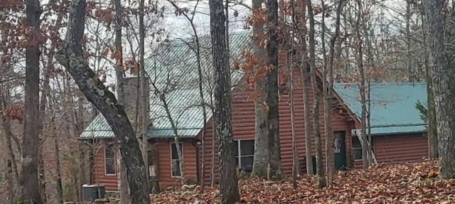 Log cabin on 9 acres. Perfect for a winter retreat or summer trip to the river. in Saint Joe