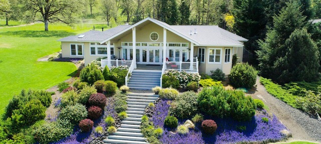 Luxe 2.64-Acre Estate | Huge Riverfront Deck | Chef’s Kitchen & Home Office in Roseburg