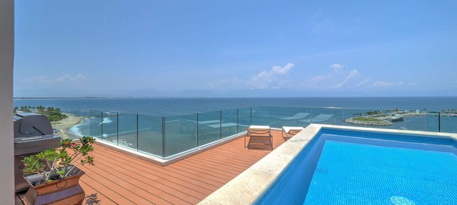 Luxurious beachfront penthouse! Panoramic views, white sand beach, private pool in Cruz de Huanacaxtle