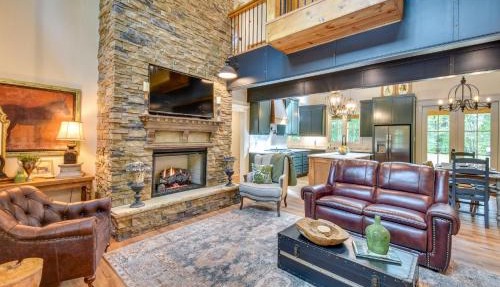 Luxurious Clarkesville Cabin w/Decks & Fire Pit in Clarkesville