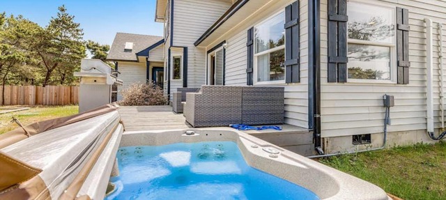 Luxurious home with 3 suites 3 fireplaces game room & hot tub - walk to beach in Waldport