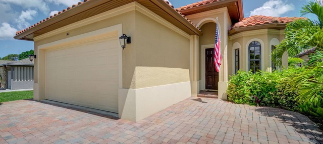 Luxury 3 Bedroom 2 Full Bath Close To Beach. Heated Pool Hot Tub in Naples