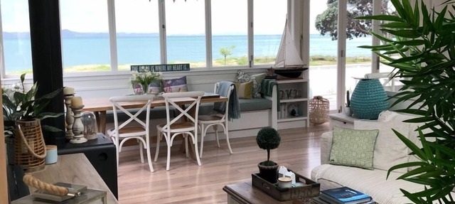 Luxury Beachfront Bach. in Manly