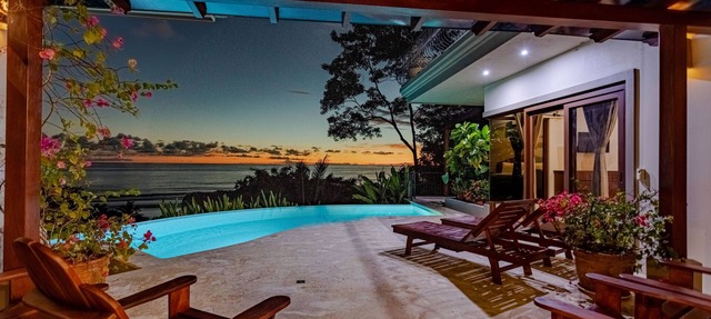 Luxury Home, Amazing Ocean Views! Front Row, Walk to the Beach! Sleeps up to 16 in Playa Dominical