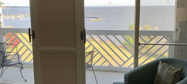 Luxury Riverfront Condo w/sunrise & sunset views in Williamsburg