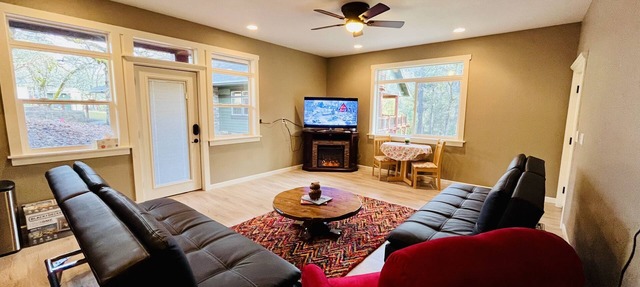 Luxury studio in the private hillside of Trail. Wi-Fi & Pet Friendly! in Trail