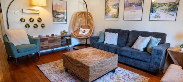 Main Retreat w/King Bed in Master, and has Garage in Springfield