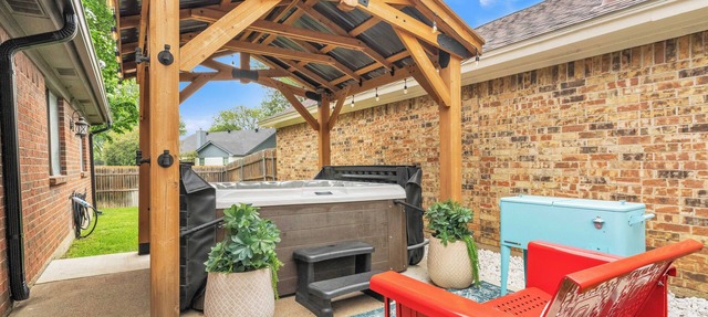 Mansfield Farmhouse, Hot Tub, Arcade, Near AT&T Stadium, Sleeps 6 + Pets OK in Mansfield