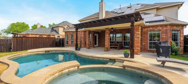 Mansfield Mansion with pool and hottub - newly renovated home away from home in Mansfield