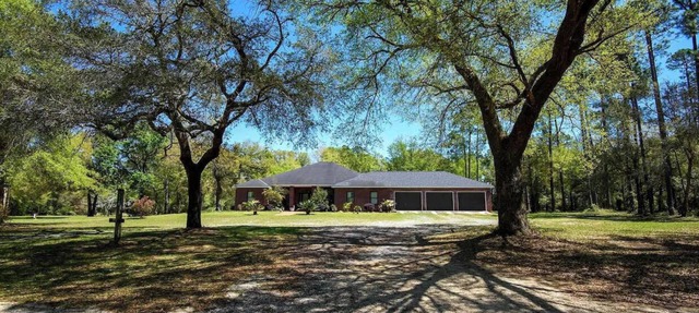Maxinea's Hideway is a 6 Bedroom ground level home on 3 Acres in Elberta, AL in Elberta
