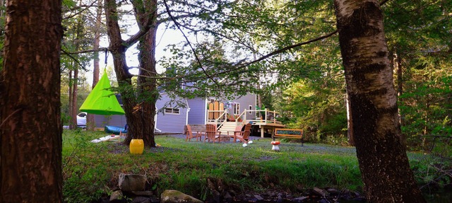 Mins to Kalahari Resort! Creekside Family Chalet Hot Tub Game Firepit in Pocono Summit