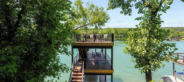 Minutes to Downtown Austin: Peaceful Waterfront Retreat with City Access Nearby in Austin