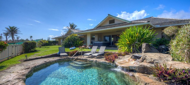 Moana Kai Beach House - Oceanfront Kauaʻi Escape with Pool & Sunrise Views in Kapaa