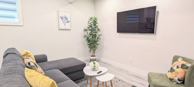 Modern 2 Bedroom Suite - 10 mins to WEM in Edmonton