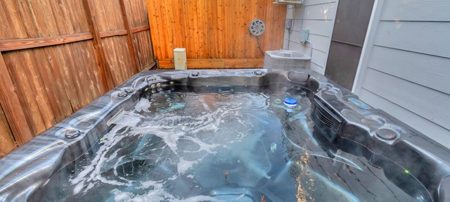 Modern Accessible Houston Gem Jacuzzi & Air Hockey 6Beds in Houston