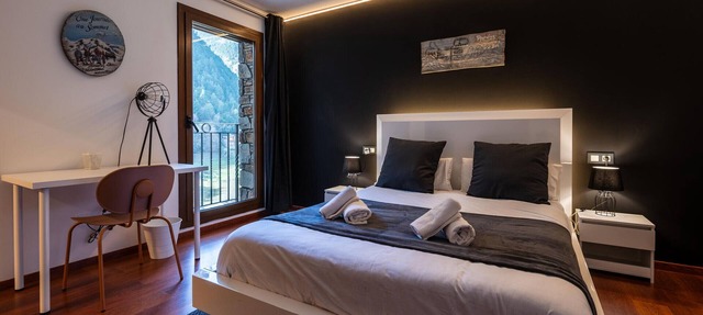 Modern Apartment Arinsal 2 Bedrooms, 4 Pers, Parking Included in Arinsal