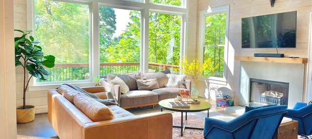 Modern Blue Cabin Retreat w/Mtn Views, Arcades & 5min to Downtown - Sleeps 10 in Clayton