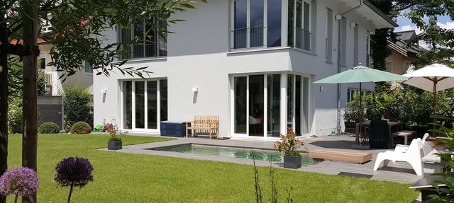 Modern, cozy villa with pool and garden in München