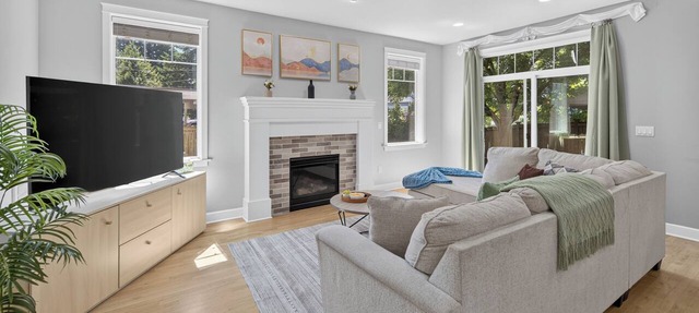 Modern Edmonds Escape: Spacious, 3BDRM, Fireplace in Edmonds