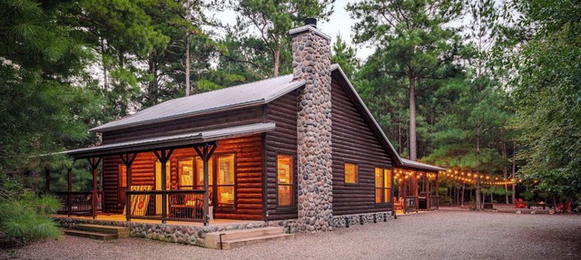 Modern Hochatown Cabin: 2 King Suites w/Private Baths, Hot Tub & Arcade in Broken Bow