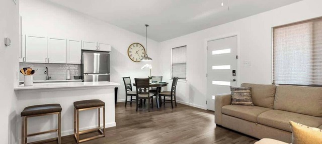 Modern King Suite - Easy Checkin in Austin