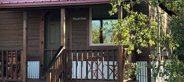 Modern & private, 1-bedroom cabin close to Many Glacier & Going-to-the-Sun Road. in Babb