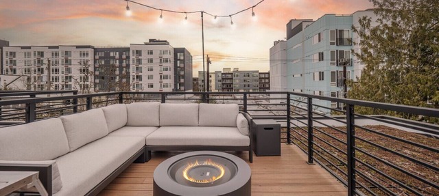 Modern Townhome w/Rooftop Deck, Walk to Greenlake in Seattle