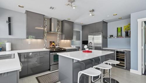 Modern Upper Level Duplex DT Vancouver in Vancouver