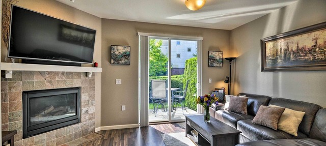 Modern Vancouver Townhome - Right on Main St! in Vancouver