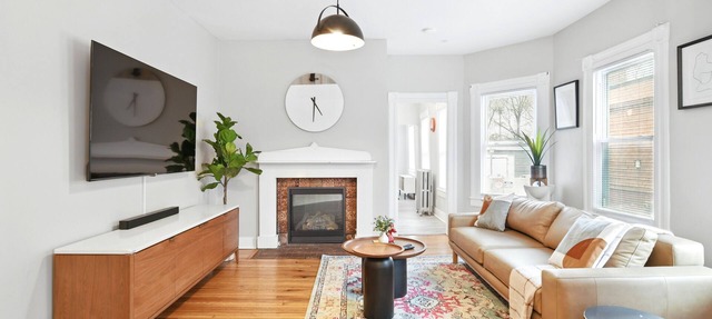 Modern Victorian 3BR 2BA Apt with Parking in Springfield