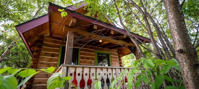 Mökki: Dovetail Log Cabin in the Heart of Downtown in Grand Marais