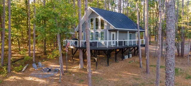 Monarch Manor Treehouse at Greers Ferry Lake in Shirley, AR in Edgemont