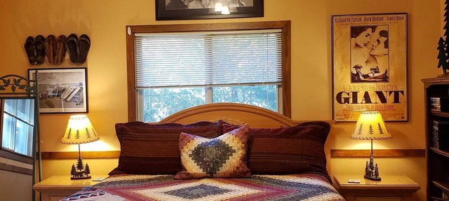 Mountain Cottage Serenity Surrounded by Majestic Forests 5 min to Lake Arrowhead in Lake Arrowhead