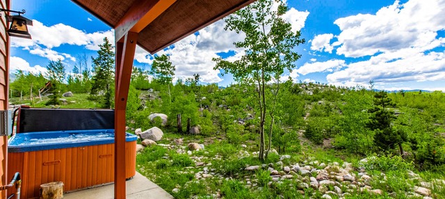 Mountain view home with private hot tub, fireplace, WiFi, and washer/dryer in Winter Park