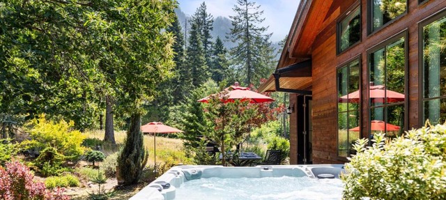 Mountain-View Retreat with Hot Tub & Waterfalls in Cascade Locks