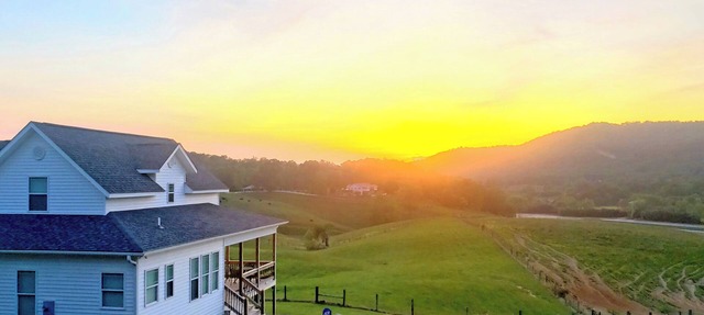 Mountain Views & Tranquil Surroundings. Hot Tub! in Fletcher