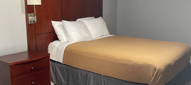 Newly remodeled 14-room hotel in charming St. Mary's . in St. Marys