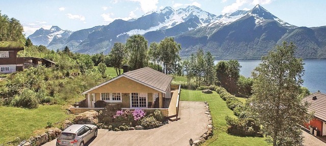 Nice home in Hundeidvik with house sea view in Hundeidvik