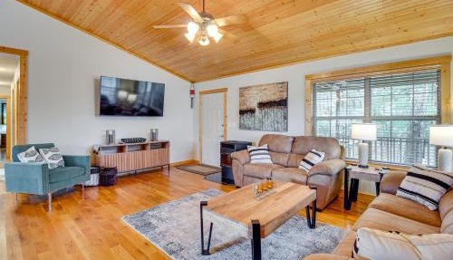 Norfork Lake Access: Cabin w/Deck & Water View! in Elizabeth