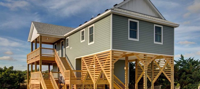 Novice 4BRM/3Bath house on the canal/sound access close to the beach in Avon