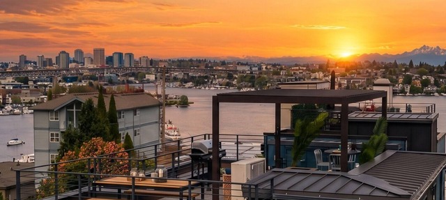 Obermiller House ~ Spectacular Sunset~Modern~Rooftop~AC+Games+Parking in Seattle