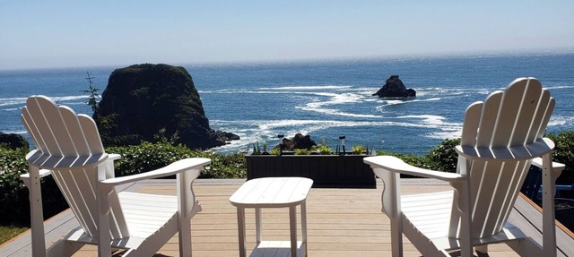Ocean Front Home- spacious, beautiful yard, hot tub & ocean view all around! in Brookings