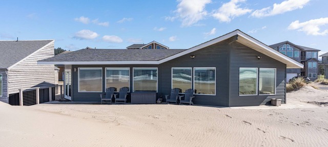 Ocean Front House - Gorgeous Views - The Beach is Your Backyard! in Pacific City