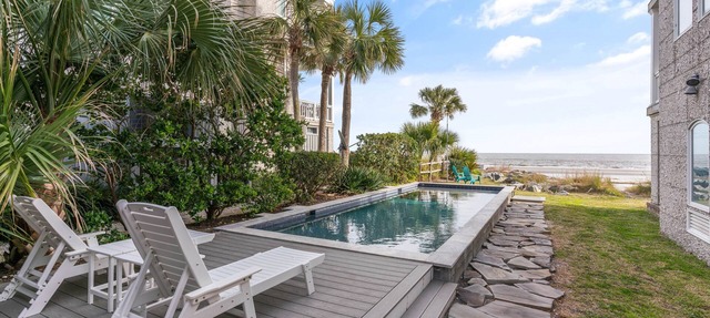 Ocean Front Pool! 4BR house near village sleeps 10 in Saint Simons Island