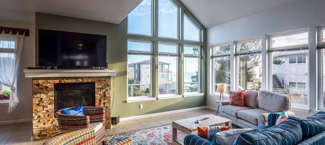 Ocean View, Steps to Sandy Beach! Hot Tub! Dog Friendly! in Gleneden Beach